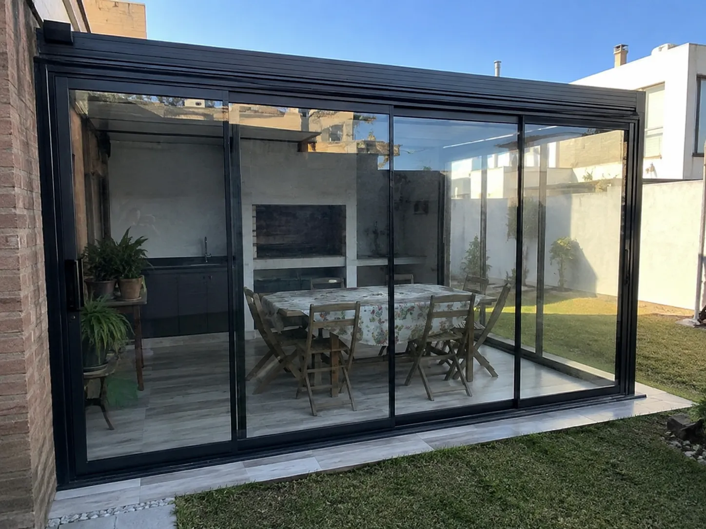 Cerramiento de parrillero — fabricada e instalada por Grupo AM