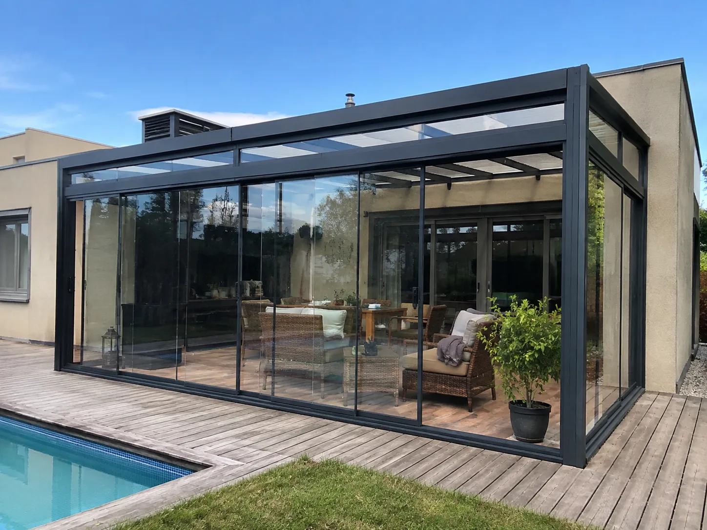 Cerramiento de vidrio junto a la piscina — fabricada e instalada por Grupo AM