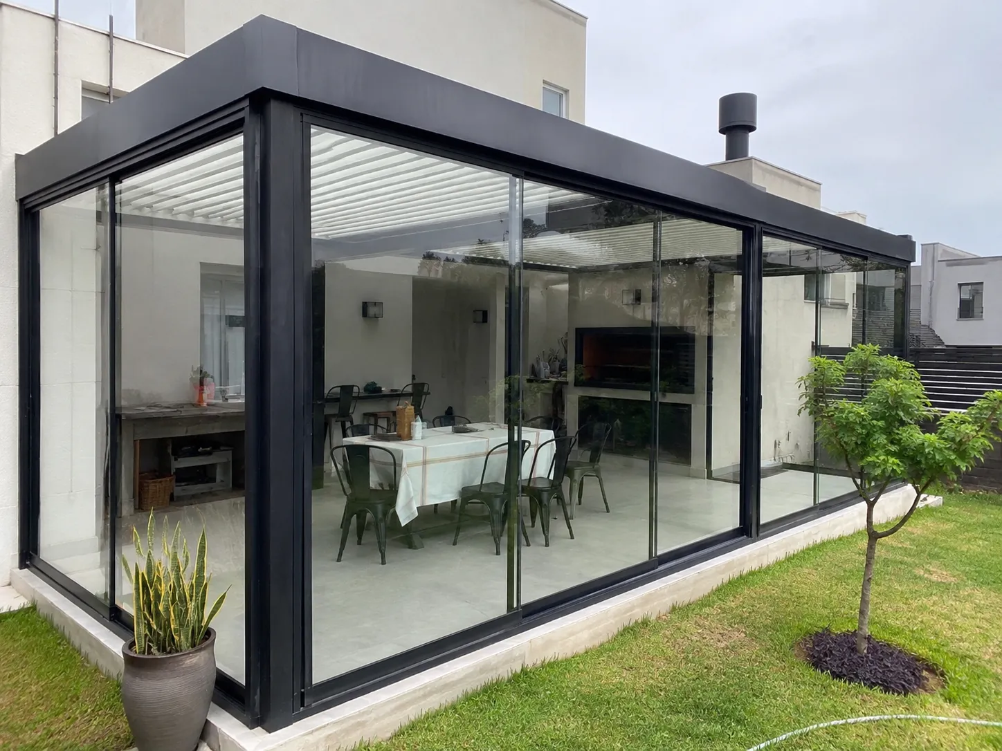 Cerramiento de quincho con techo de lamas — fabricada e instalada por Grupo AM