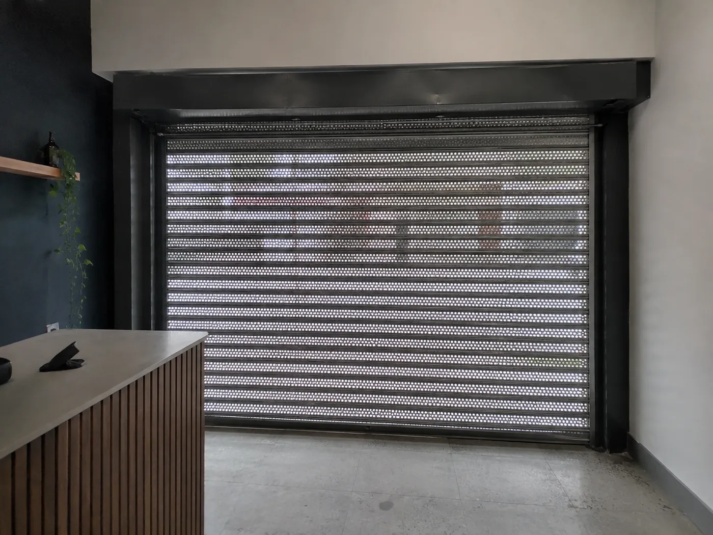 Cortina microperforada — trabajo de metalúrgica en Uruguay