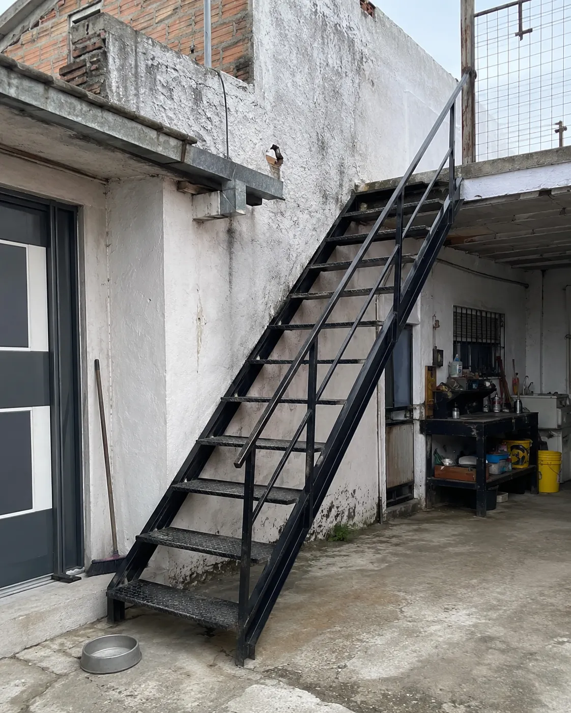 Escalera metálica exterior fabricado e instalado por Grupo AM — foto 2 de 4
