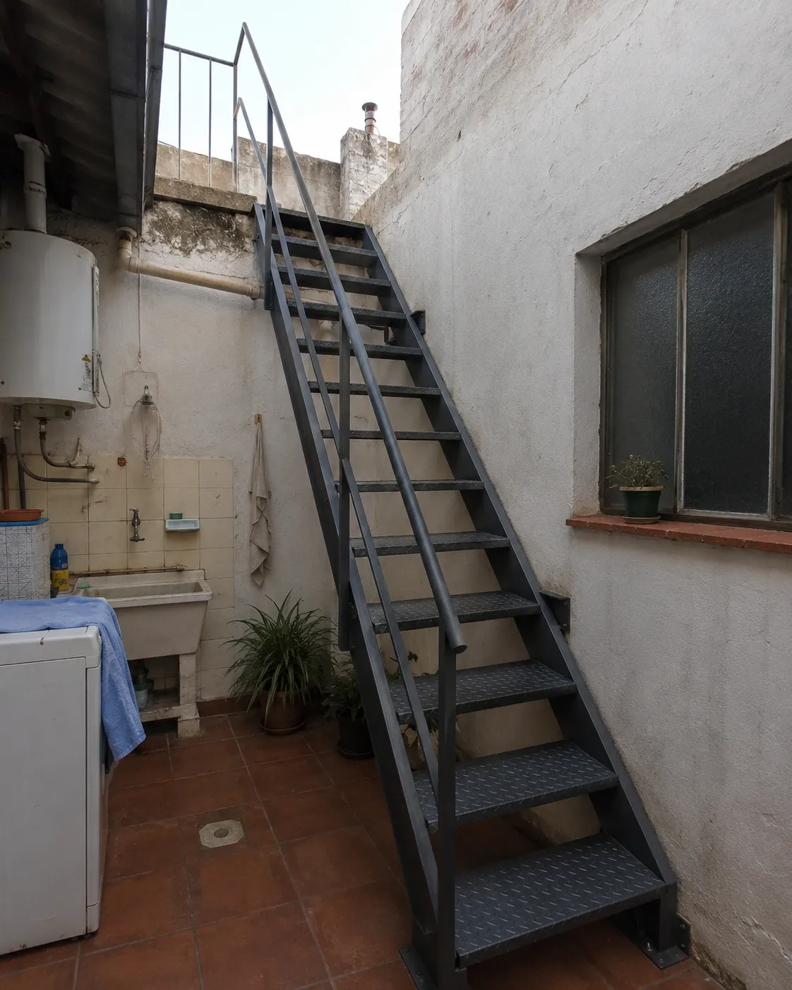 Escalera metálica exterior fabricado e instalado por Grupo AM — foto 4 de 4
