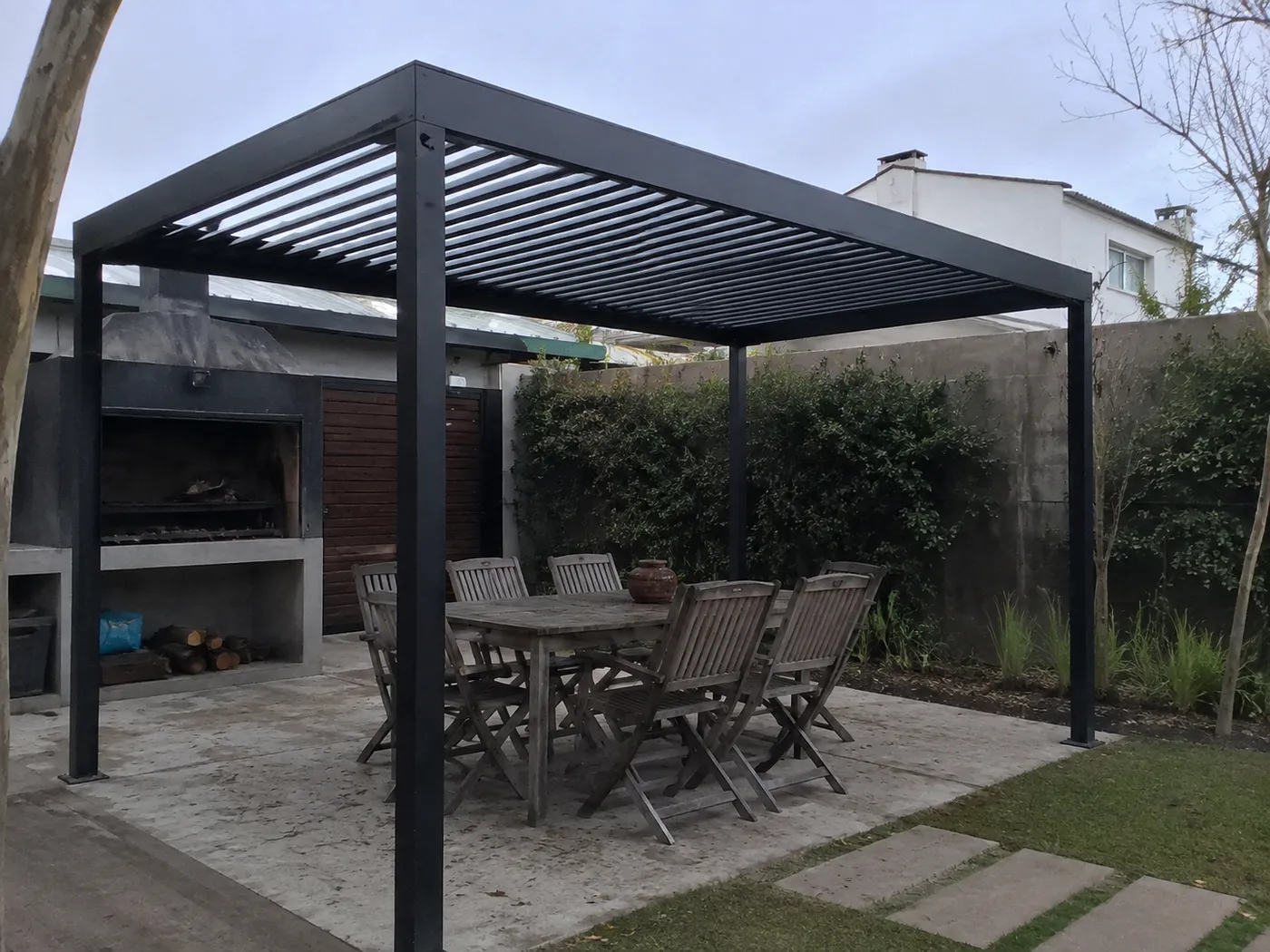 Pérgola de lamas metálicas — trabajo de metalúrgica en Uruguay