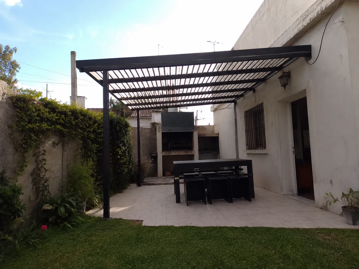 Pérgola metálica para patio — fabricada e instalada por Grupo AM