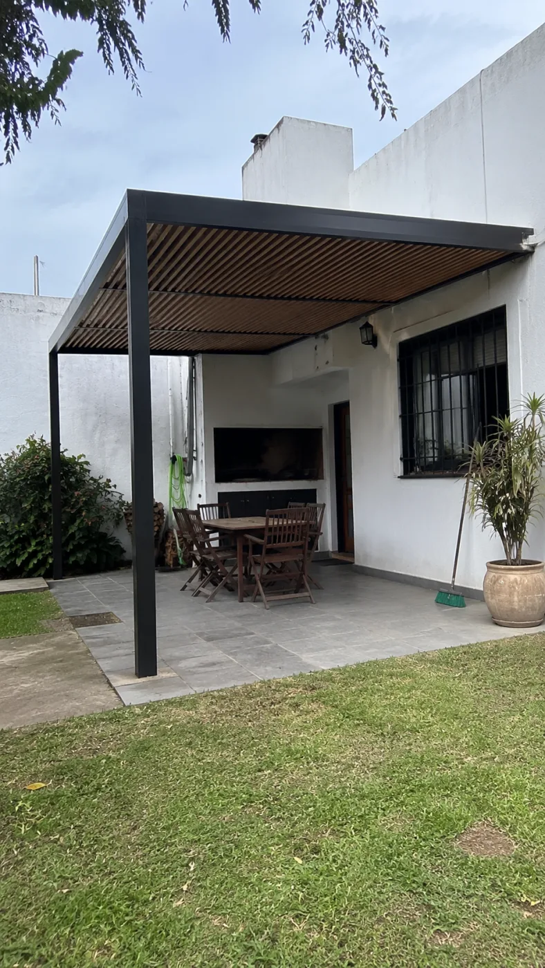 Pérgola negra con lamas de madera fabricado e instalado por Grupo AM — foto 1 de 1