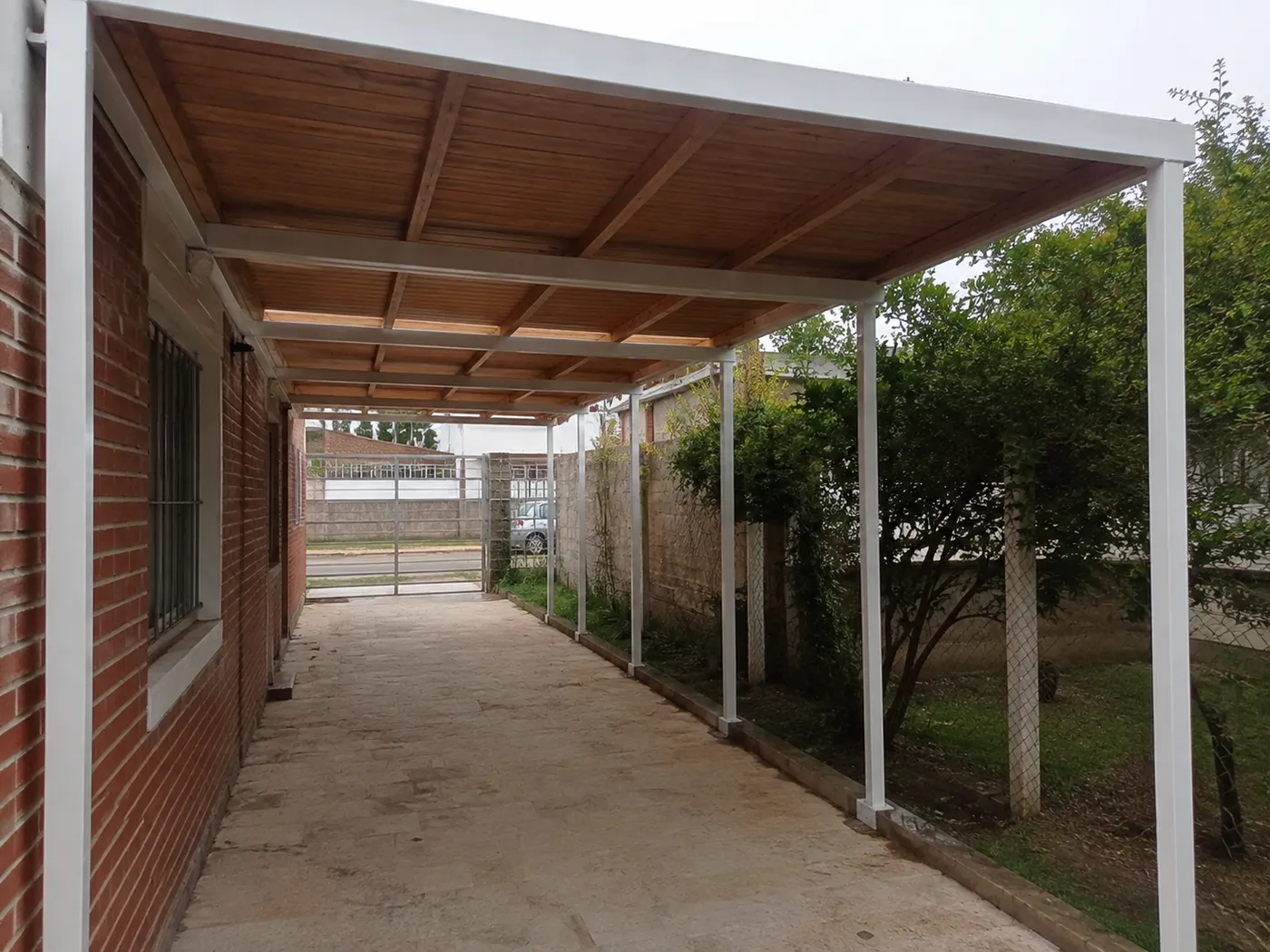 Pérgola con techo de madera — fabricada e instalada por Grupo AM