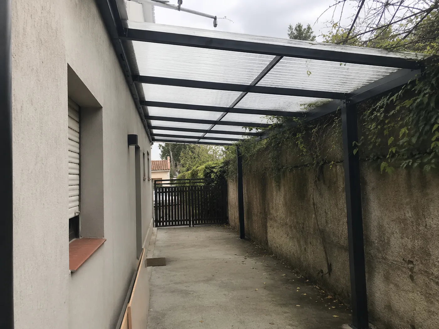 Pérgola con techo de policarbonato — fabricada e instalada por Grupo AM