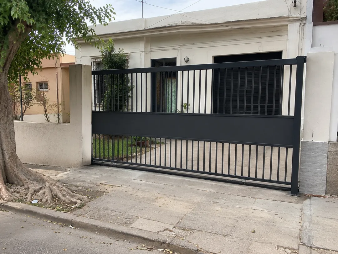 Portón corredizo de barrotes — trabajo de metalúrgica en Uruguay