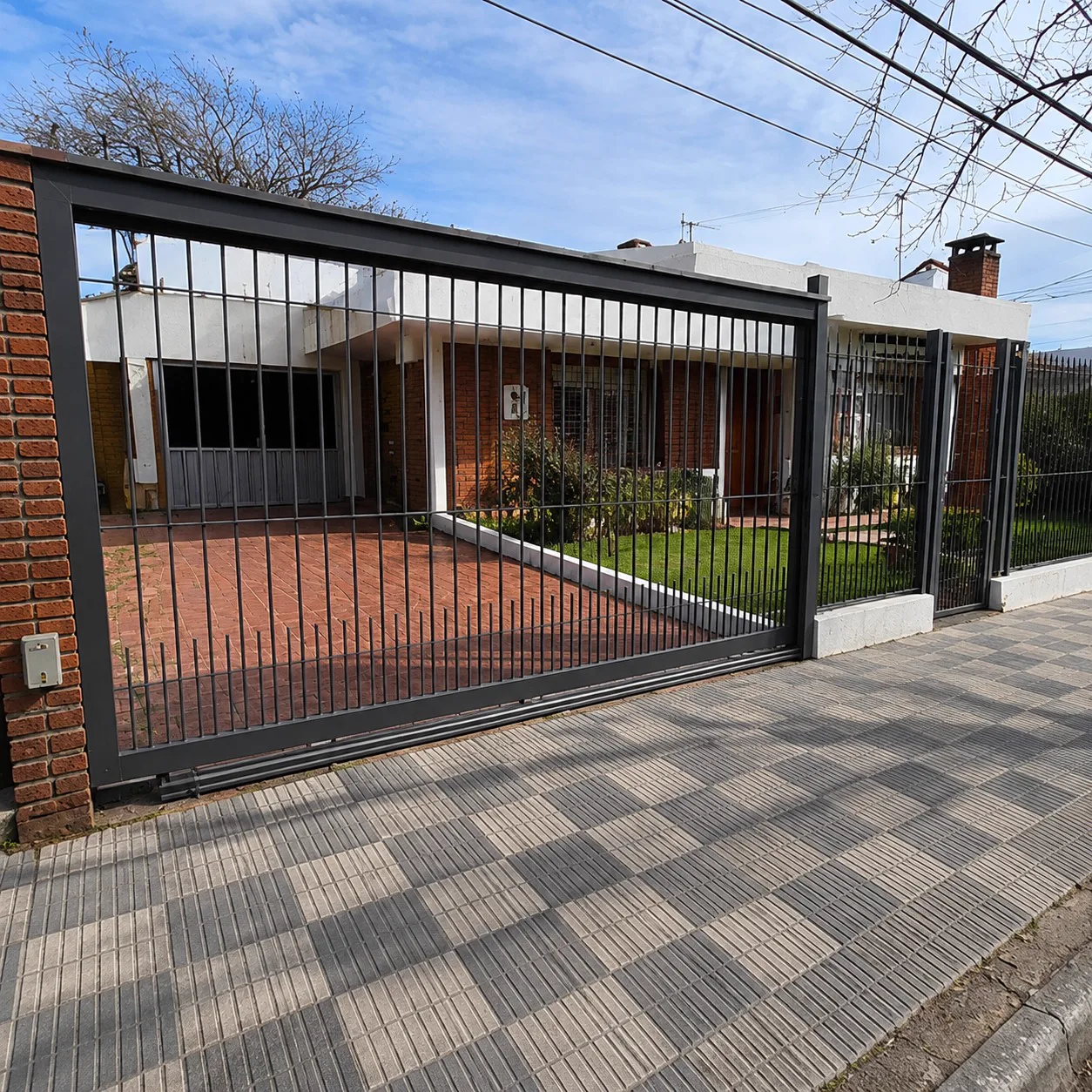 Portón corredizo con rejas — trabajo de metalúrgica en Uruguay