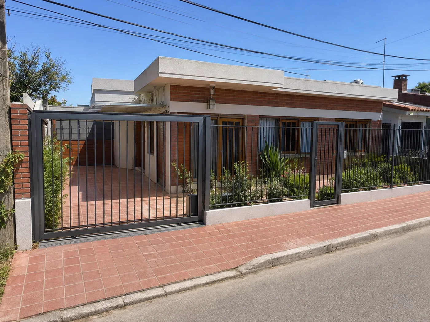 Portón corredizo con rejas fabricado e instalado por Grupo AM — foto 2 de 3