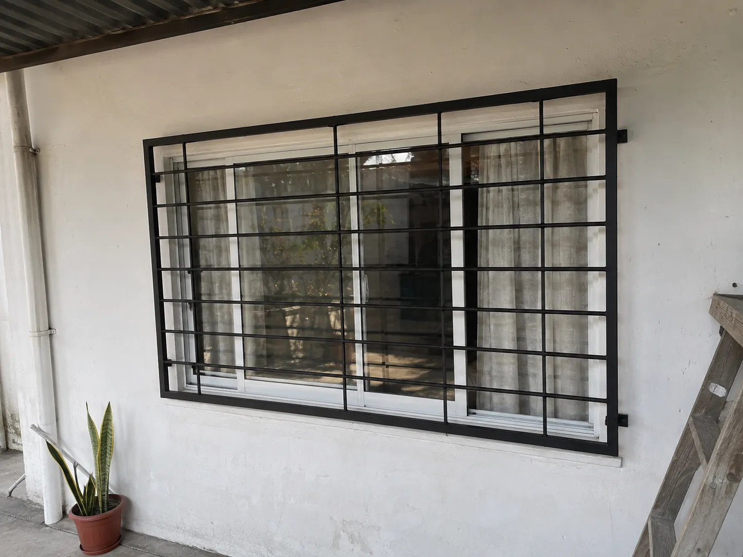 Rejas de ventana tipo cuadrícula — fabricada e instalada por Grupo AM