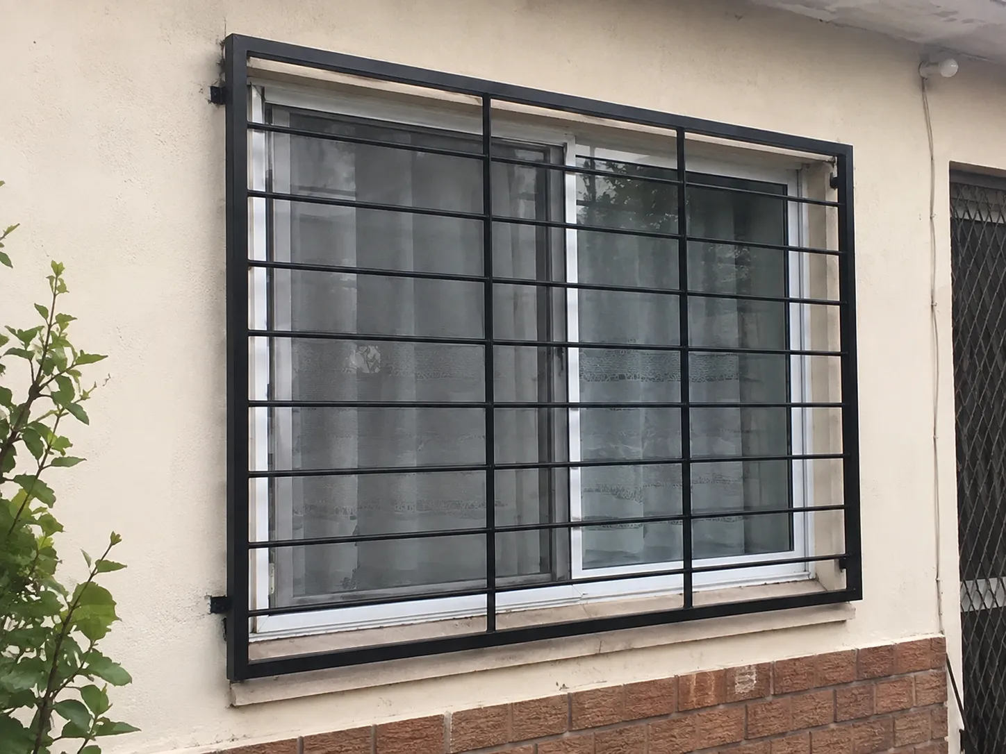 Rejas de ventana tipo cuadrícula fabricado e instalado por Grupo AM — foto 2 de 2