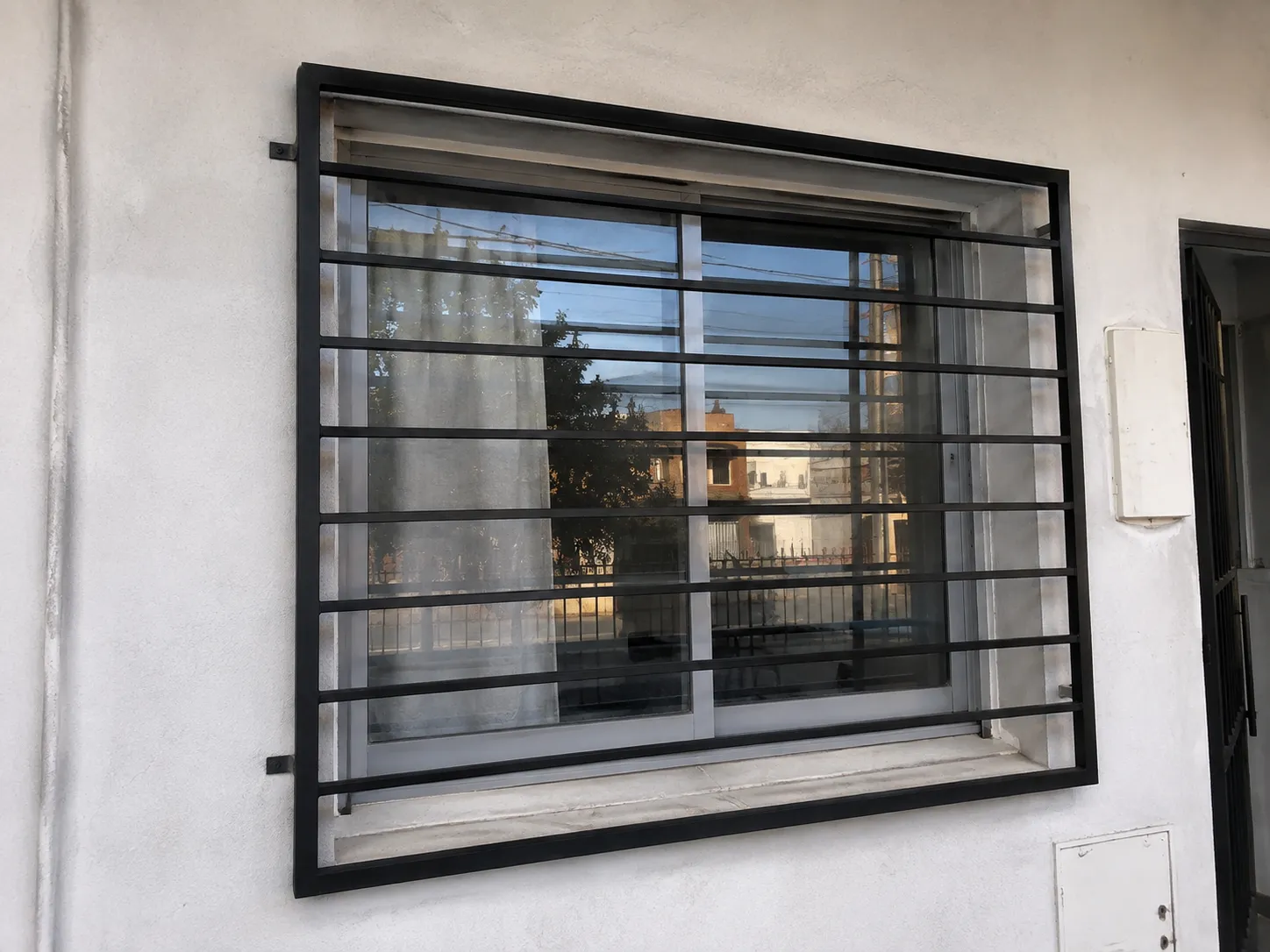 Rejas de ventana de barrotes horizontales — fabricada e instalada por Grupo AM