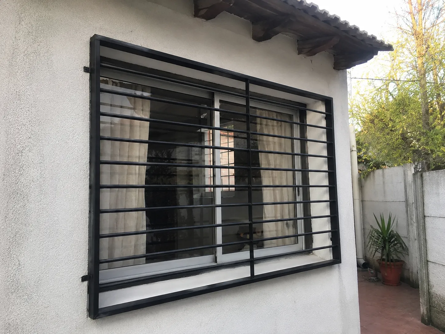 Rejas de ventana de barrotes horizontales fabricado e instalado por Grupo AM — foto 2 de 4