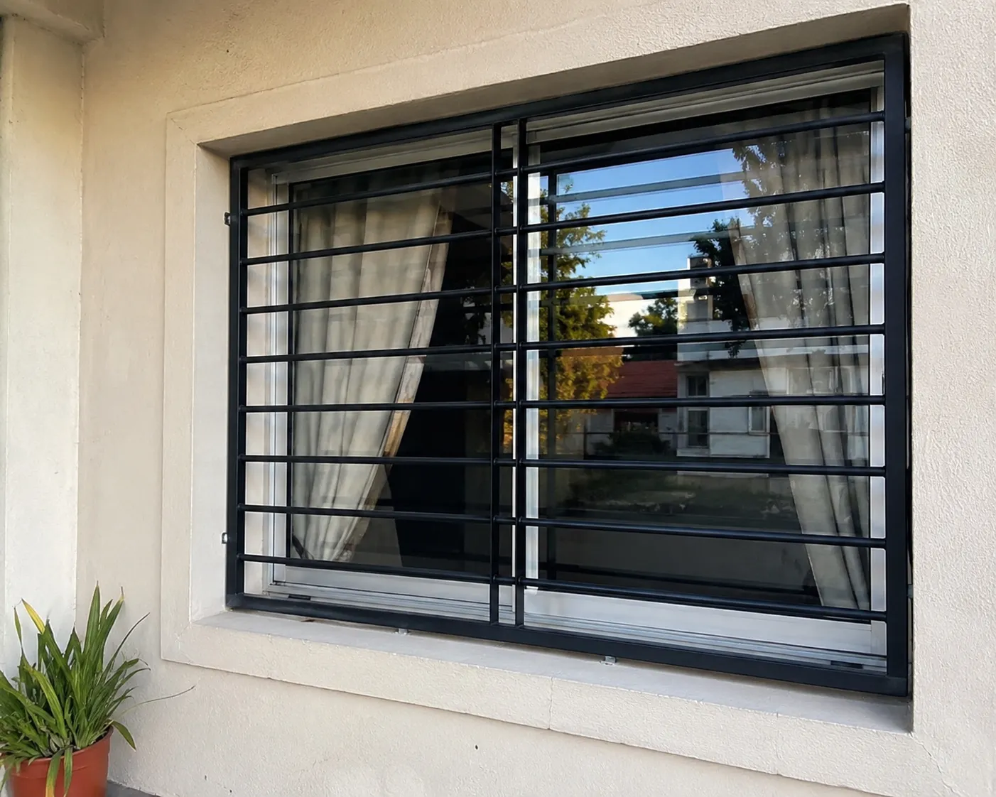 Rejas de ventana de barrotes horizontales fabricado e instalado por Grupo AM — foto 3 de 4