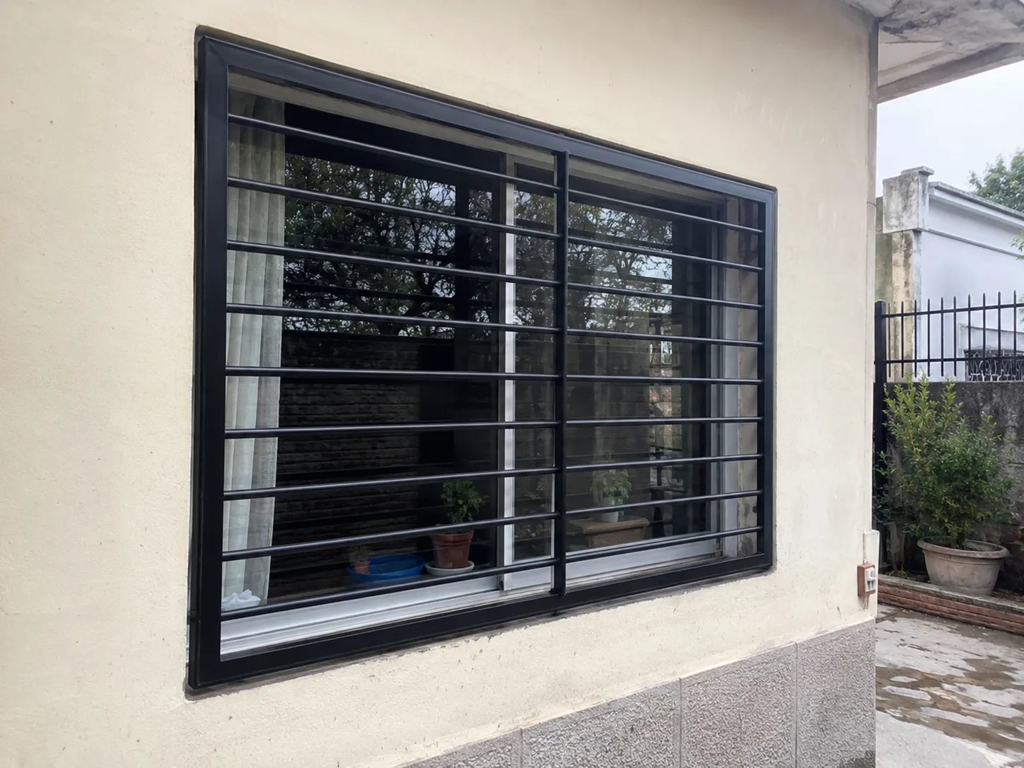 Rejas de ventana de barrotes horizontales fabricado e instalado por Grupo AM — foto 4 de 4