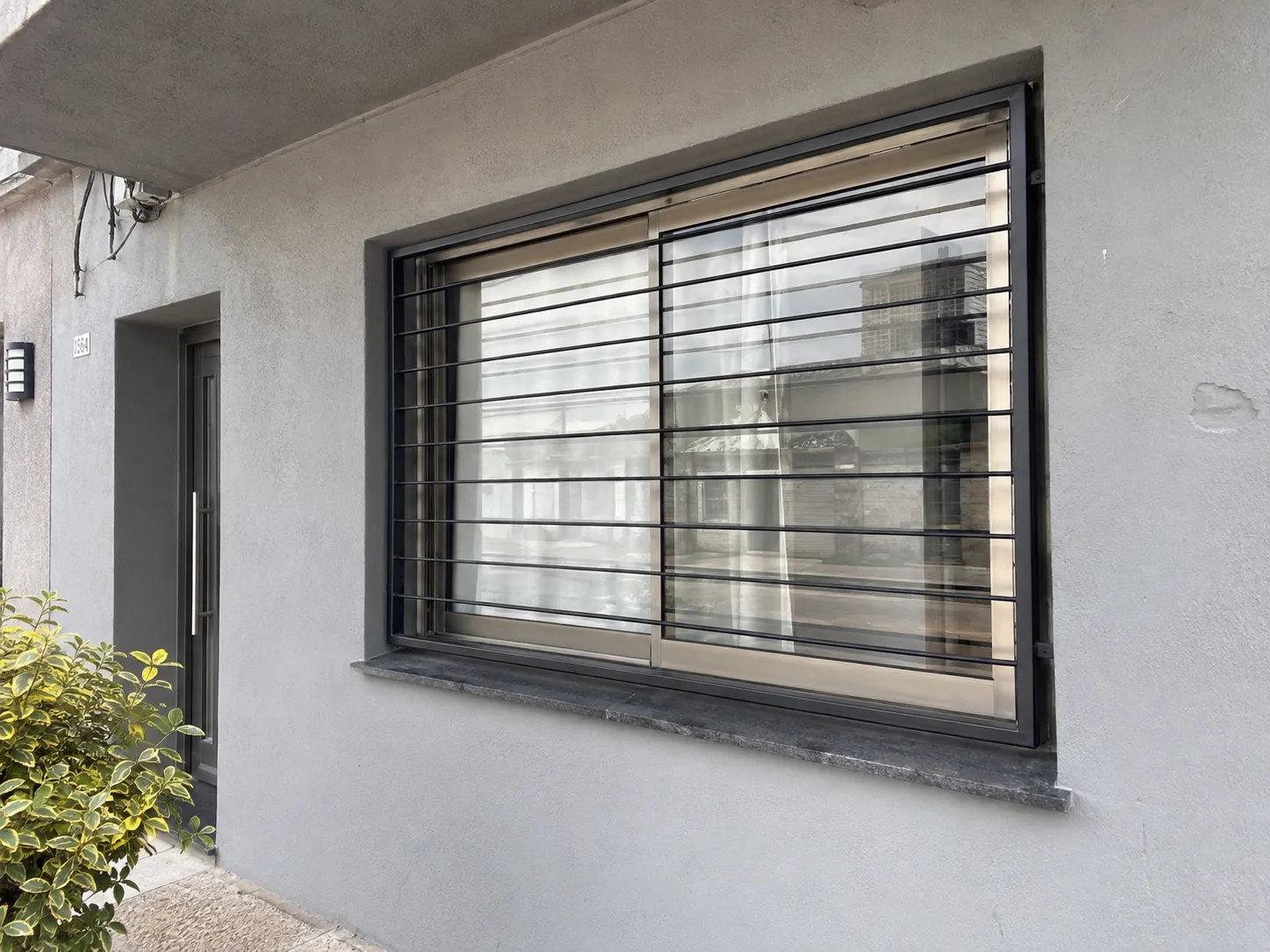Rejas de ventana de diseño moderno — fabricada e instalada por Grupo AM