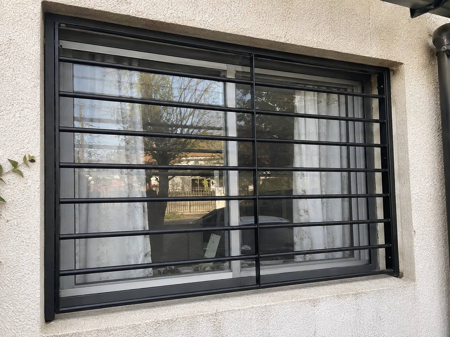 Rejas de ventana de diseño moderno fabricado e instalado por Grupo AM — foto 2 de 3